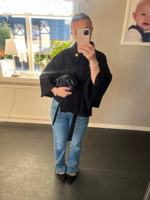 Blå bootcut jeans med slits och dragkedja - Säljer ett par blå bootcut jeans med slits. Jeansen kan upplevas som low waist men även lite mer åt mid waist hållet. Använda ett fåtal gånger. Storleken är 170 och passar bra för mig som har S annars. De är något långa på mig, är 160 cm.
