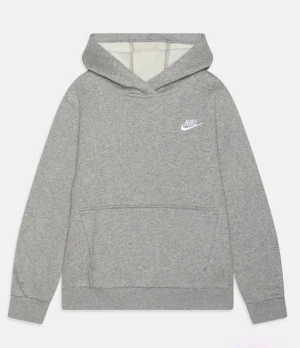 Grå hoodie från Nike med huva - Hoodie från Nike som är i ett jätte fint skick. Den är i storlek 158-170 barn (XS). Passar både tjejer och killar. Nypris 550kr