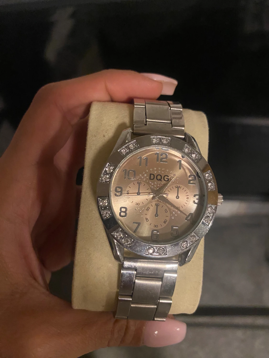 DQG silverfärgad klocka med stenar - 1