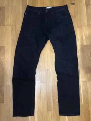 Svarta  jeans  - Svarta jeans från Selected Homme. Sitter perfekt och ser väldigt bra ut. Stl W29/L32