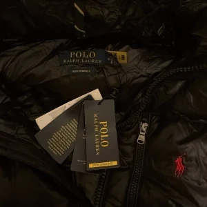 Ralph lauren jacka  - Tja! Säljer denna sprillans nya svarta Ralph lauren jacka. Sjukt varm och stilren, perfekt inför vintern. Helt oanvänd med original tags på, storlek M. Hör av er vid eventuella frågor eller funderingar! 