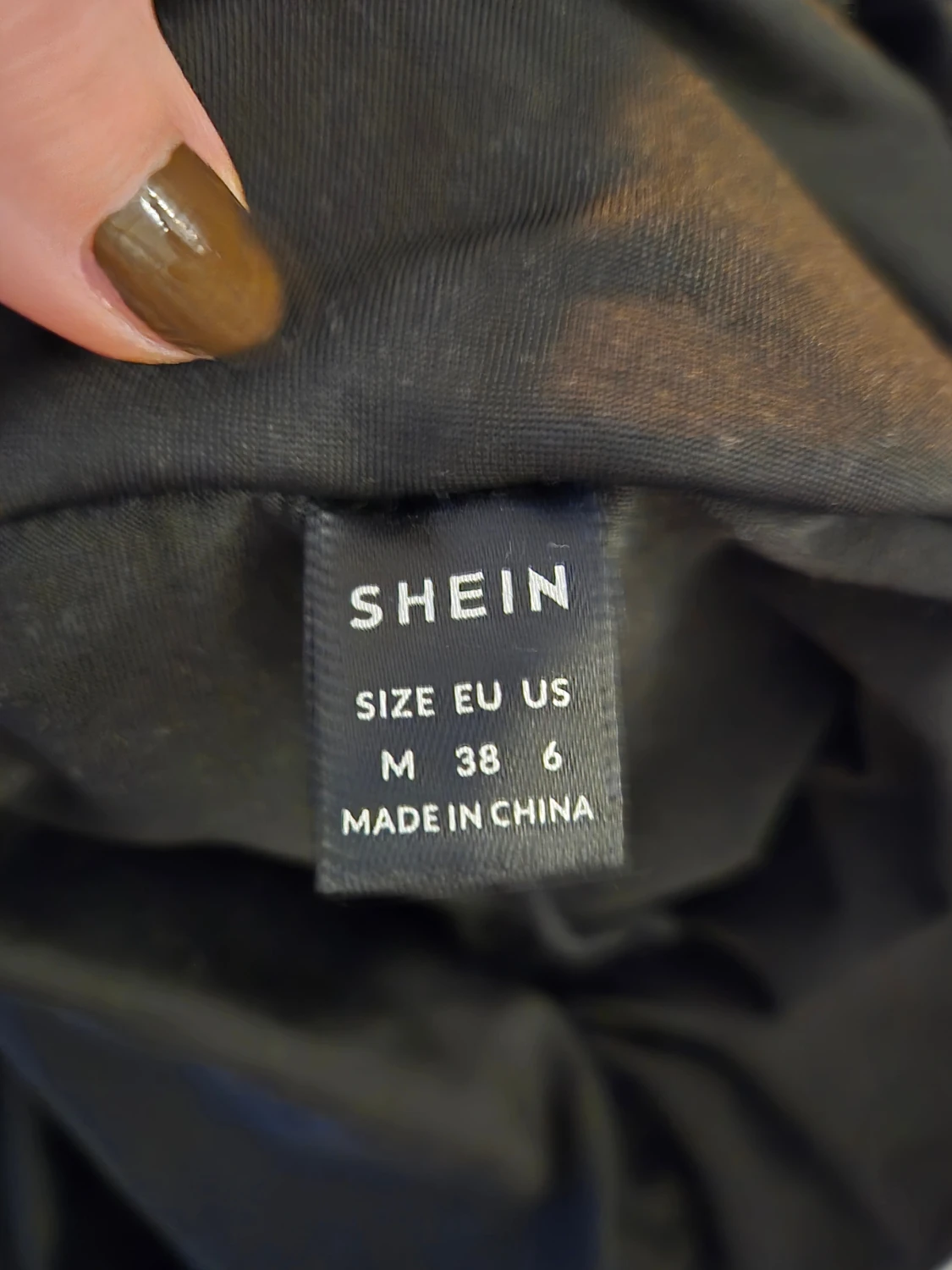 Svart kortkjol med insydda shorts - 4