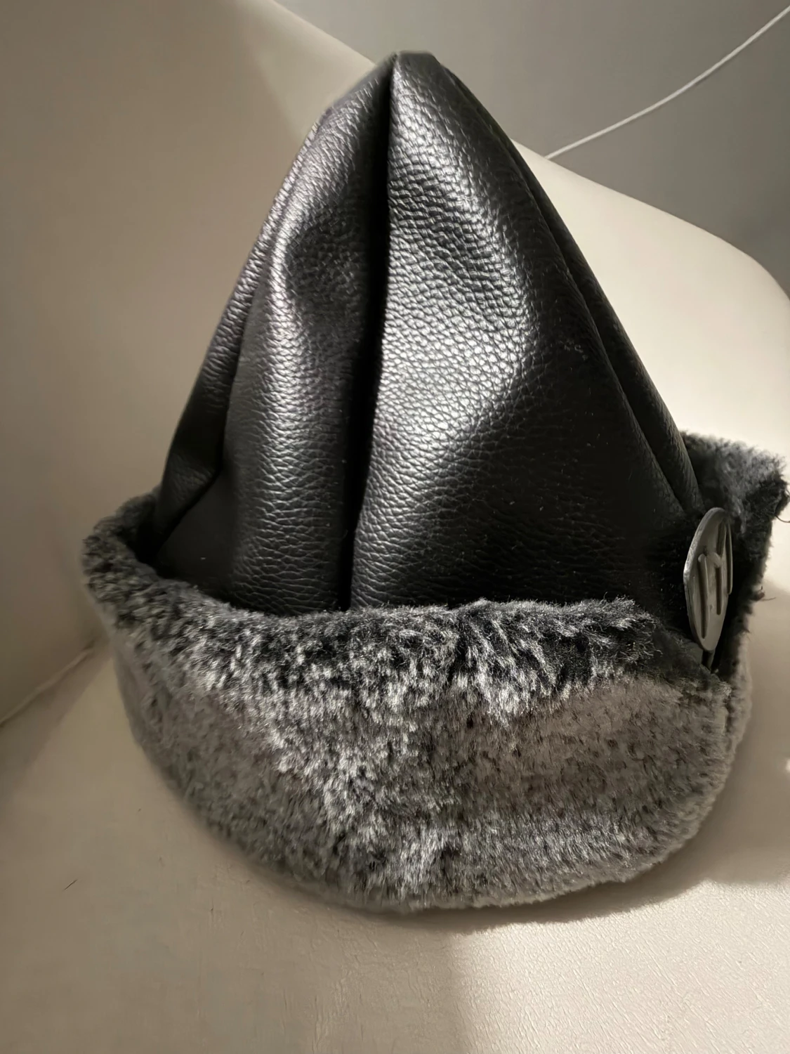 Svart pälsfodrad hatt med emblem( osmaklig) - 3