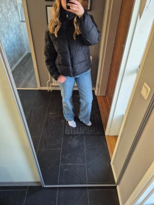 Svart pufferjacka - Jättesnygg svart vinter jacka❣️