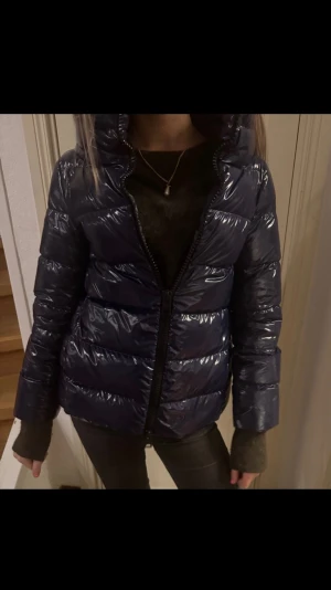 Herno vinterjacka  - Snyggaste vinterjackan från Herno, storleken står ej kvar men den är i storlek xs🩵nypris ca 6000, jättebra skick använd en vinter