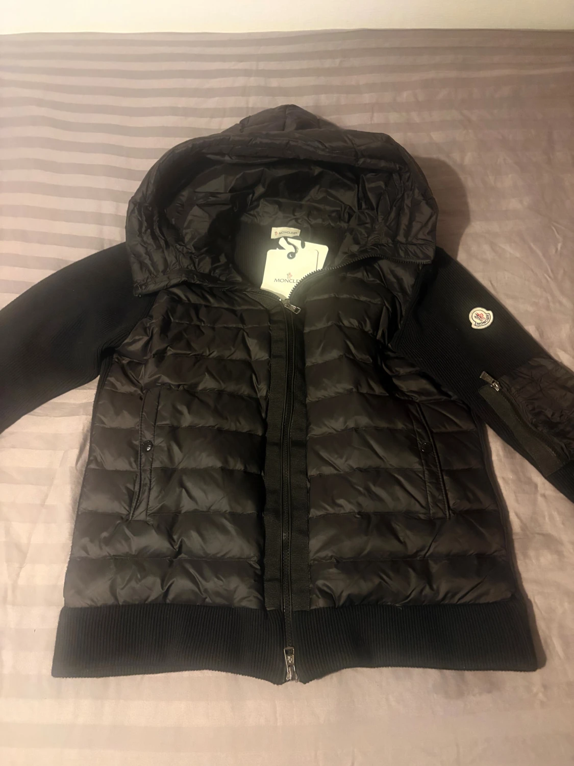 Svart Moncler dunjacka med huva - 5