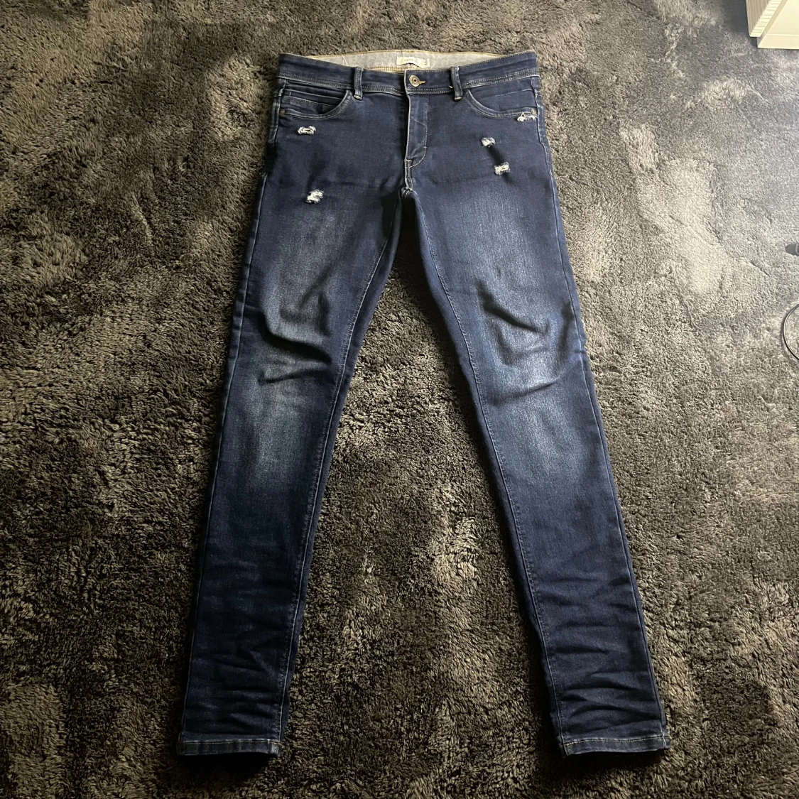 Mörkblå slim fit jeans med slitningar - 1