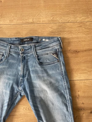 Replay Anbass jeans  - Hej, Säljer nu ett par feta Replay Anbass jeans i ljusblå tvätt. Modellen på bilden är 186cm lång, väger 70kg och bär storleken 31/34. Skicket är 10/10 då dem endast är använda vid ett fåtal tillfällen. Jeansen är i modellen ANBASS (slim fit). Tveka inte på att kontakta mig vid frågor eller funderingar. Pris kan gå ner vid snabb och smidig affär⚜️🔥🙌