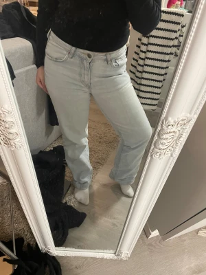 Ljusblå jeans - Säljer ett par ljusblå jeans från Bikbok med klassisk femficksdesign och rak passform. Jeansen har hög midja och är tillverkade i mjukt denimtyg. Perfekt för dig som gillar en clean och avslappnad look.