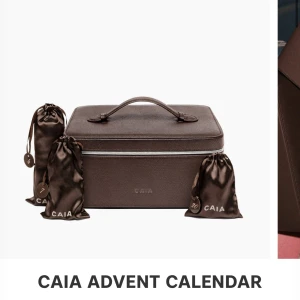 CAIA Adventskalender 2025 - Säljer CAIA Adventskalender som är helt slutsåld då jag fick tag i två stycken. Värde på över 8000kr!! Innehåller flera limited edition produkter med nya dofter och nyanser som ej finns i caías vanliga sortiment.
