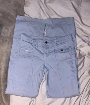 Ljusblå byxor - Säljer ett par ljusblå byxor med bootcut från H&M. 