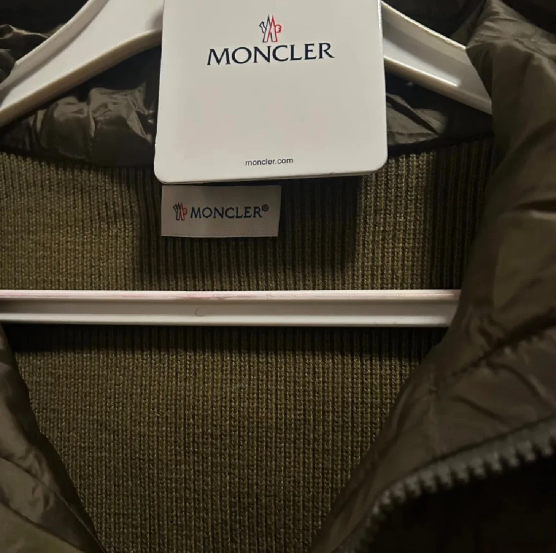 Olivgrön Moncler dunjacka med huva - 4
