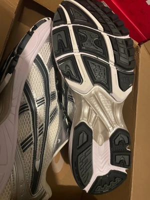 ASICS Gel-Kayano 14 x KITH silver/vit - Ett par helt nya ASICS Gel-Kayano 14, box och tag till kommer, fraktar samma dag eller dagen efter✌️‼️