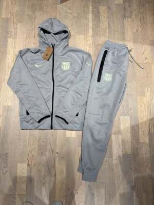 Barcelona Nike tech fleece tracksuit - Säljer denna riktigt feta Nike tech fleecen med Barcelona logga på Hoodien och byxorna. Storlek M, TTS. Köpt på vinted. Pris kan diskuteras vid snabb affär!