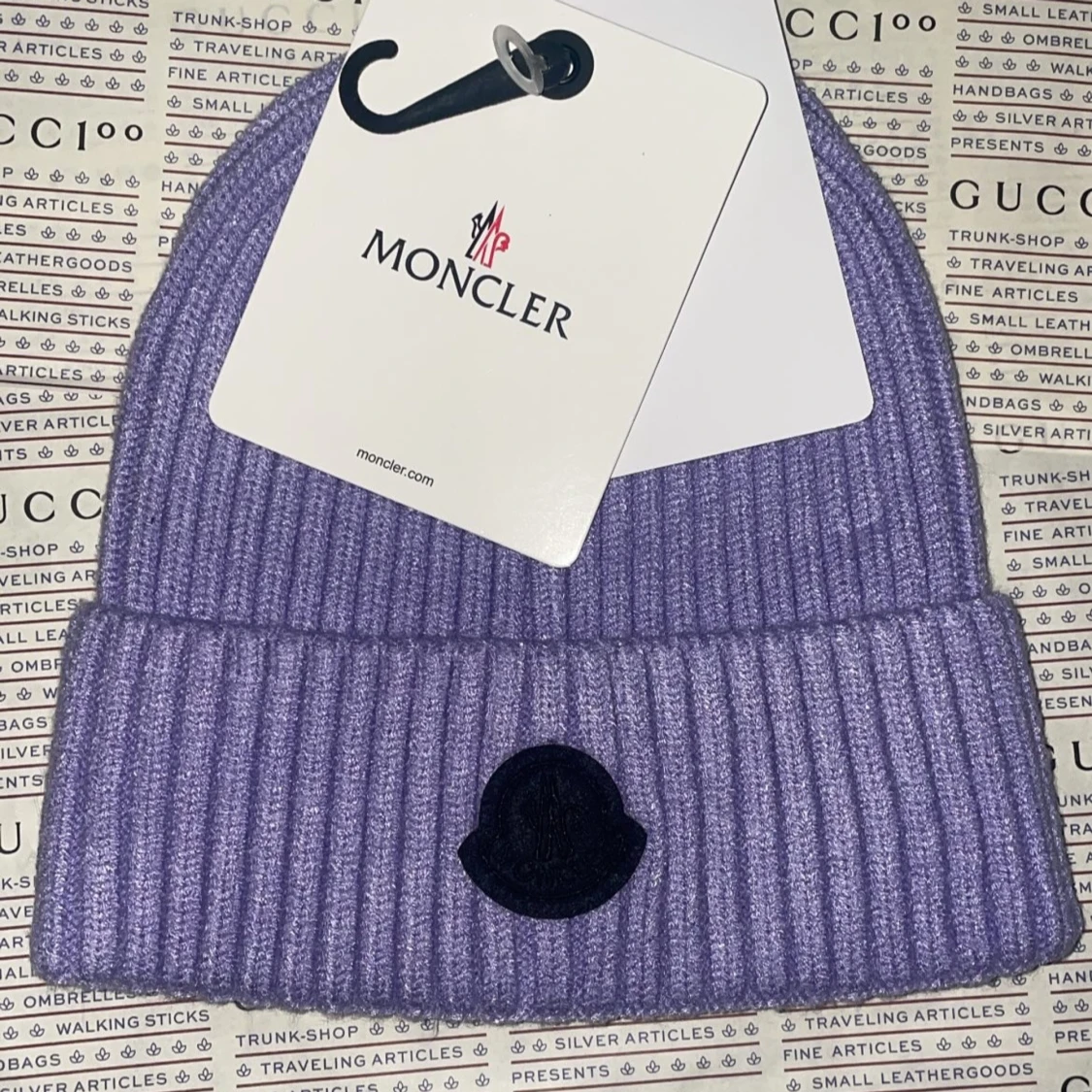 Lila moncler mössa black patch UNIK 