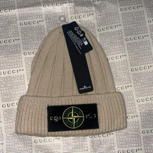 Stone Island vintermössa  - Splitterny vintermössa från stone Island.         Finns i Göteborg. Onesize / Unisex 