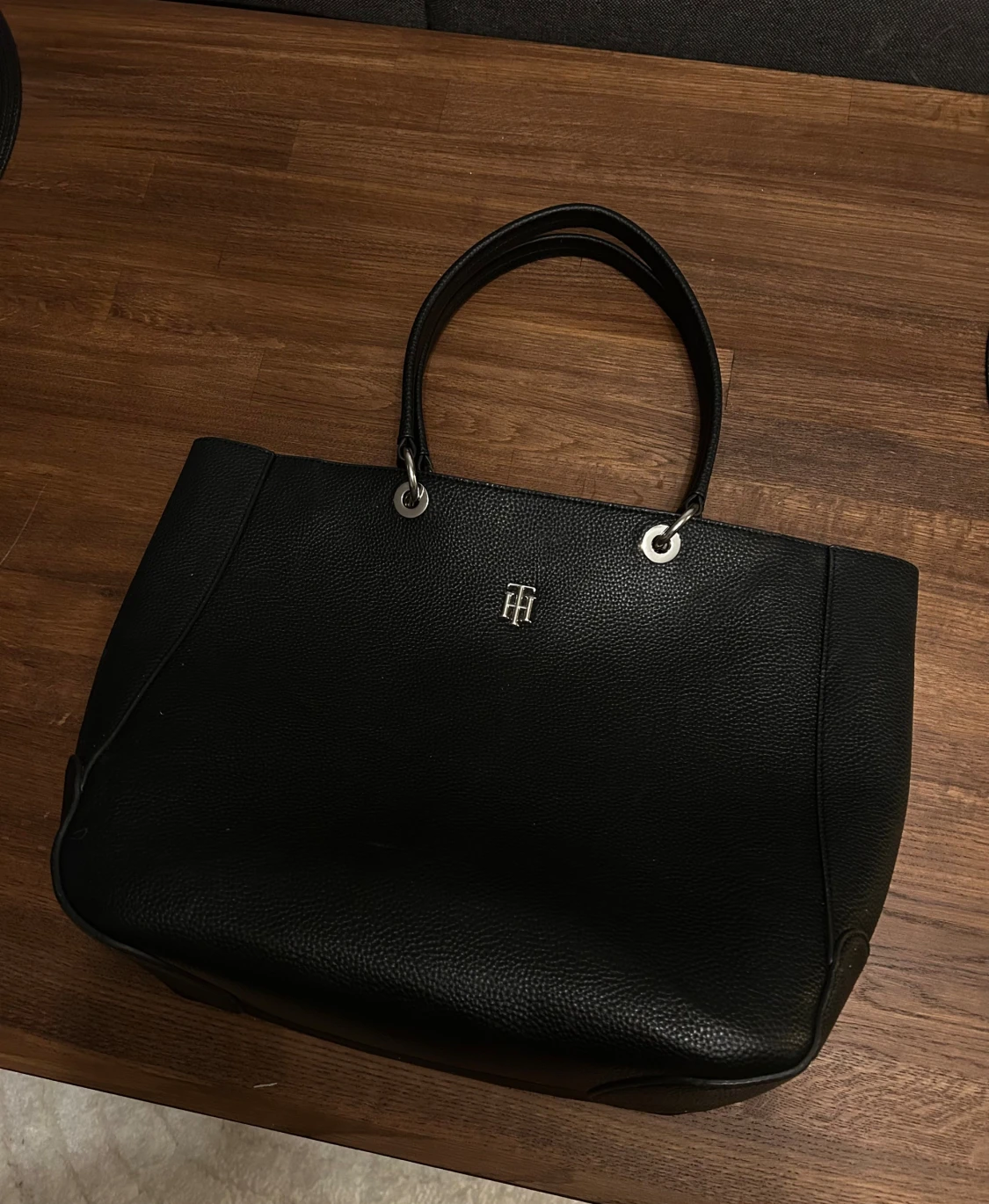 Svart handväska från Tommy Hilfiger