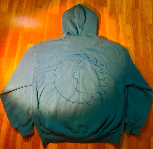 District fortysix, hoodie - Använd en gång, helt utan tecken på användning. Färgen är grön blå och passformen ganska så stor, den är medium men sitter mer som large. Hör av dig om du har frågor!