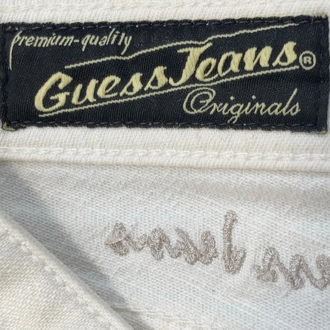 Vita bootcut jeans från Guess - 2