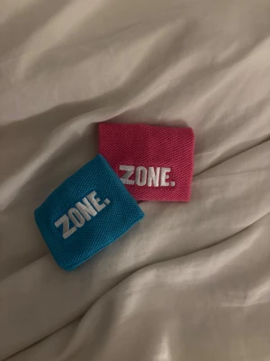 Wristband - Säljer två par wrist bands ifrån zone!!Aldrig använda❄️⛄️