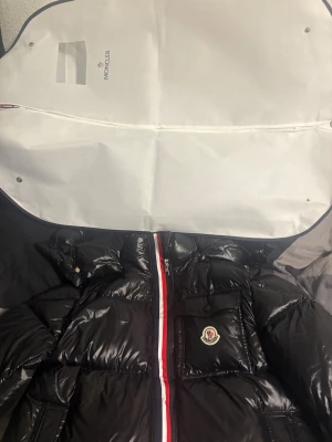 Moncler montbeliard  - En jätte vacker Moncler montbeliard som är i det bästa skicket du kan tänka dig!Har lapparna tags allt kvar du får originala Moncler påsen! Med storlek 2/M