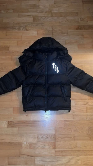 Trapstar Vinterjacka Shooters - Hej! Jag säljer nu denna vinterjacka av Trapstar med texten ”Shooters” på ryggen. Jag säljer den då den tyvärr inte passar mig i storleken. Har inte använt den alls mycket, mest legat i garderoben sen förra vinter. Det är storlek xs, men skulle säga att den passar för de som har storlek S också. Den är gjord av väldigt bra kvalite och garanterar att man inte kommer frysa. Passar perfekt till kommande vinter! ❄️ Om du har några frågor, funderingar eller vill se mer bilder så skriv till mig! Mvh 