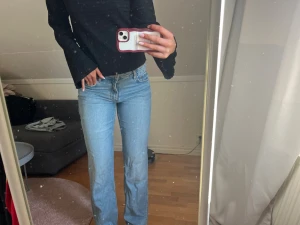 Mid waist straight jeans' - Säljer dessa jeansen då de är lite för stora för mig. Använda fåtal gånger.