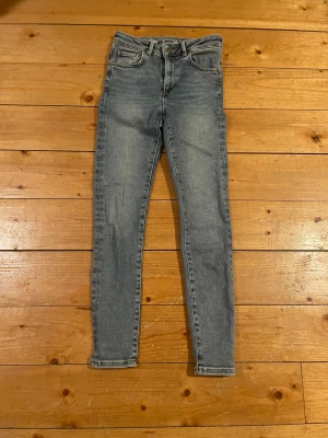 Blå jeans i storlek S - Säljer ett par blå skinny jeans i storlek S med klassisk femficksdesign och hög midja. Materialet är tåligt och stretchigt.  De sitter fint kring rumpan och midja (det går även att använda skärp om det skulle behövas)😊  Byxorna är high waist och i skinny varianten (se sista inspo-bilden)