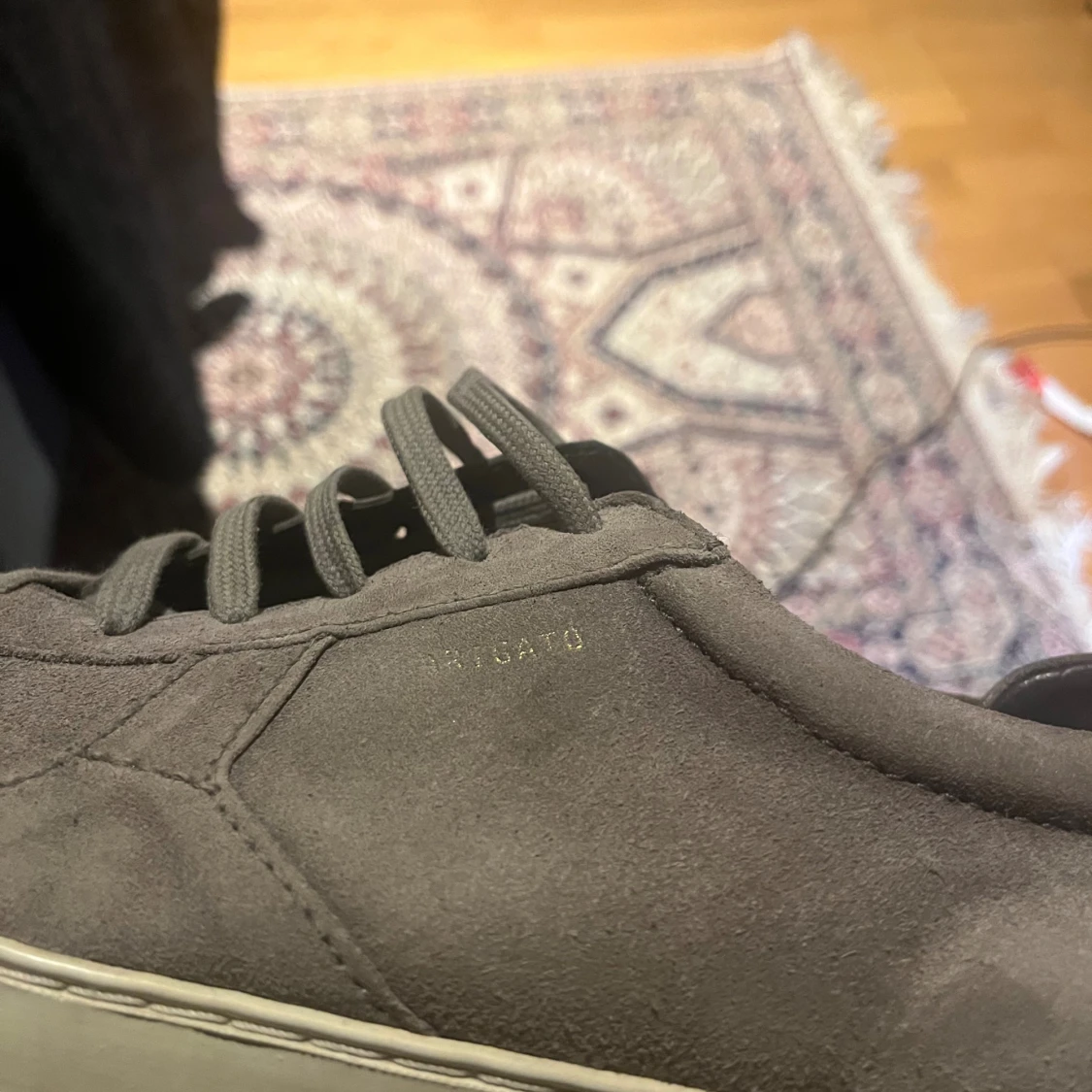 Grå mocka sneakers från Axel Arigato - 3