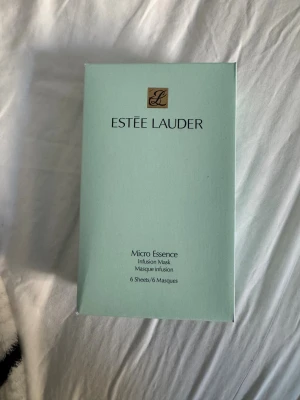 Estée Lauder Micro Essence Mask - Estée Lauder Micro Essence Infusion Mask – 6 ark, helt ny  Säljer ett oanvänt paket med 6 sheet-masker från Estée Lauders Micro Essence-serie. Maskerna har en ”essence-in-lotion”-formel med Micro-Nutrient Bio-Ferment för djup återfuktning och näring.  ✔️ Ny / oöppnad förpackning ✔️ Perfekt för hudvårdsrutin eller tester  📍 Kan hämtas i Malmö eller skickas med frakt   💰 Pris: 500kr 