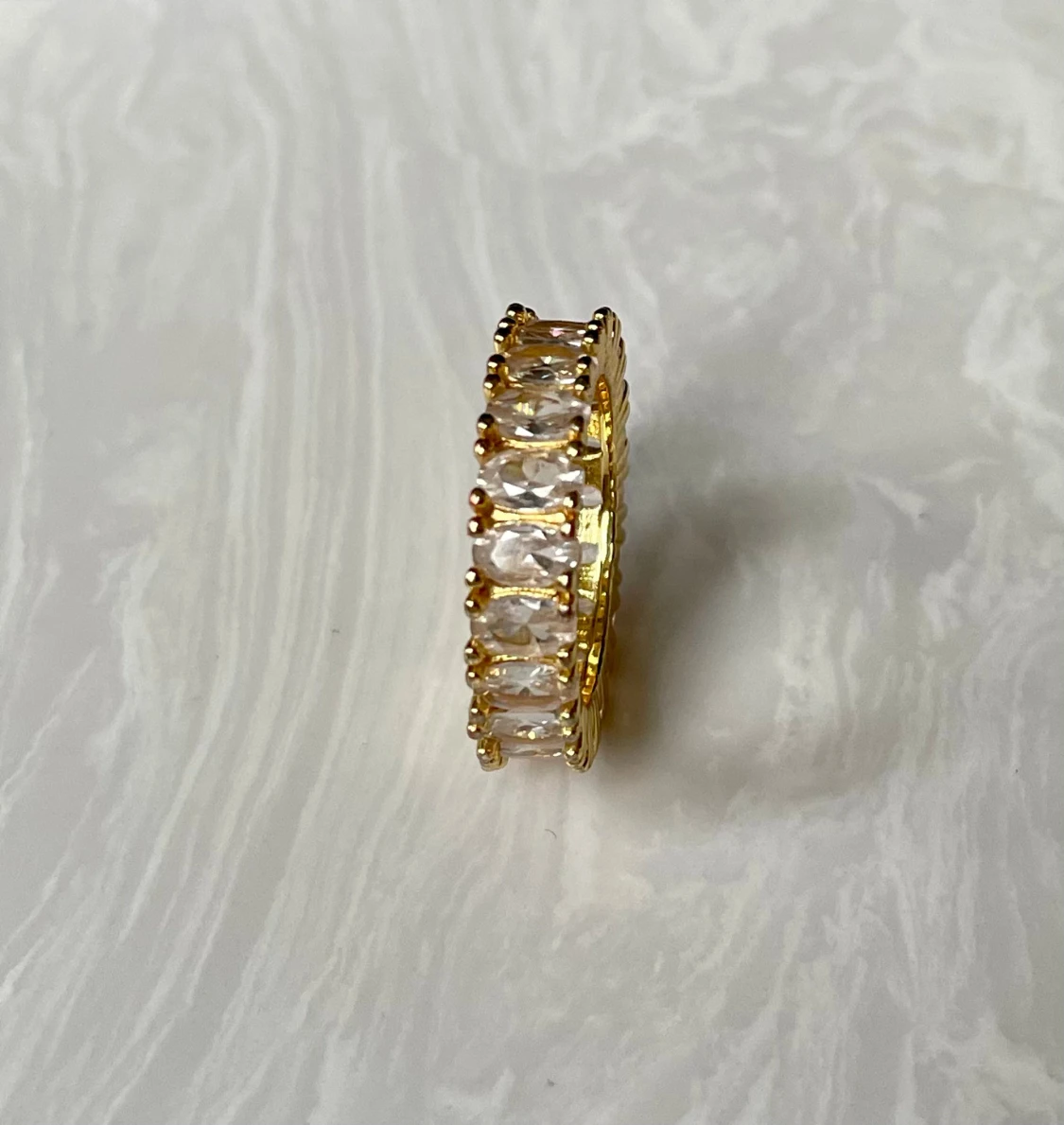 Guldfärgad ring med klara stenar - 1