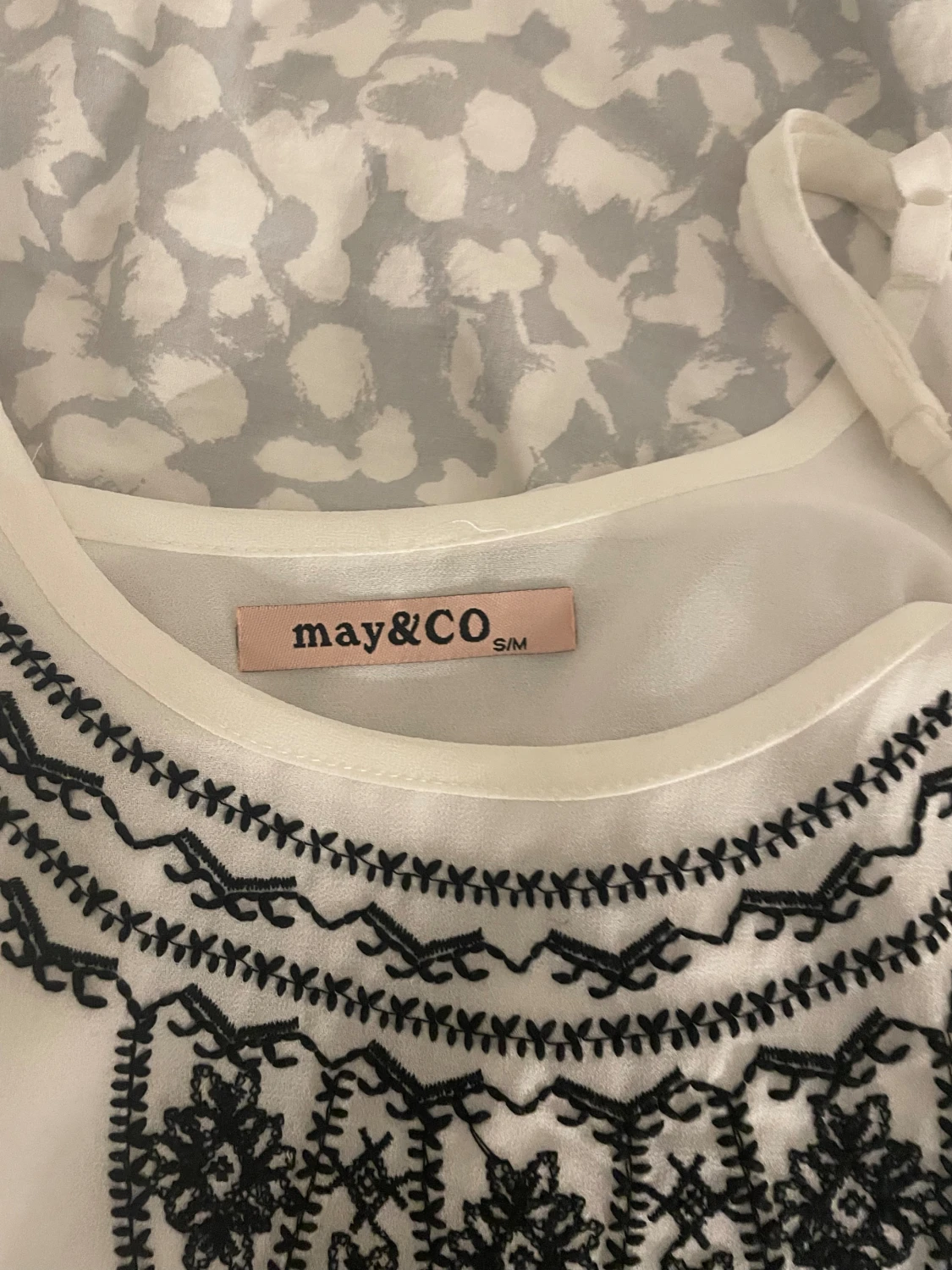 Vit broderad linnetopp från may&CO - 1