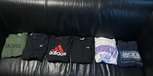 6-pack t-shirts från Adidas, Björn Borg, Fila och Jack and Jones - Säljer ett paket med sex t-shirts i olika färger och tryck från Adidas, Borg, Fila och Jack & Jones. T-shirtsen är kortärmade och har coola loggor och tryck. Färgerna är svart, grön, vit och marinblå. Perfekt för dig som gillar sportiga och streetinspirerade plagg. Jack and Jones t-shirt, Fila och Adidas st S. Björn Borg st XS. Nypris ca 1500, mitt pris 799.