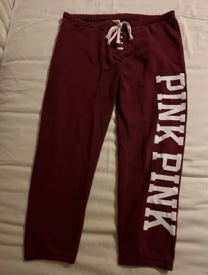 Victoria secret mjukisbyxor  - Vinröda mjukisbyxor från victoria secret pink              skriv gärna om du har frågor eller prisförslag❣️