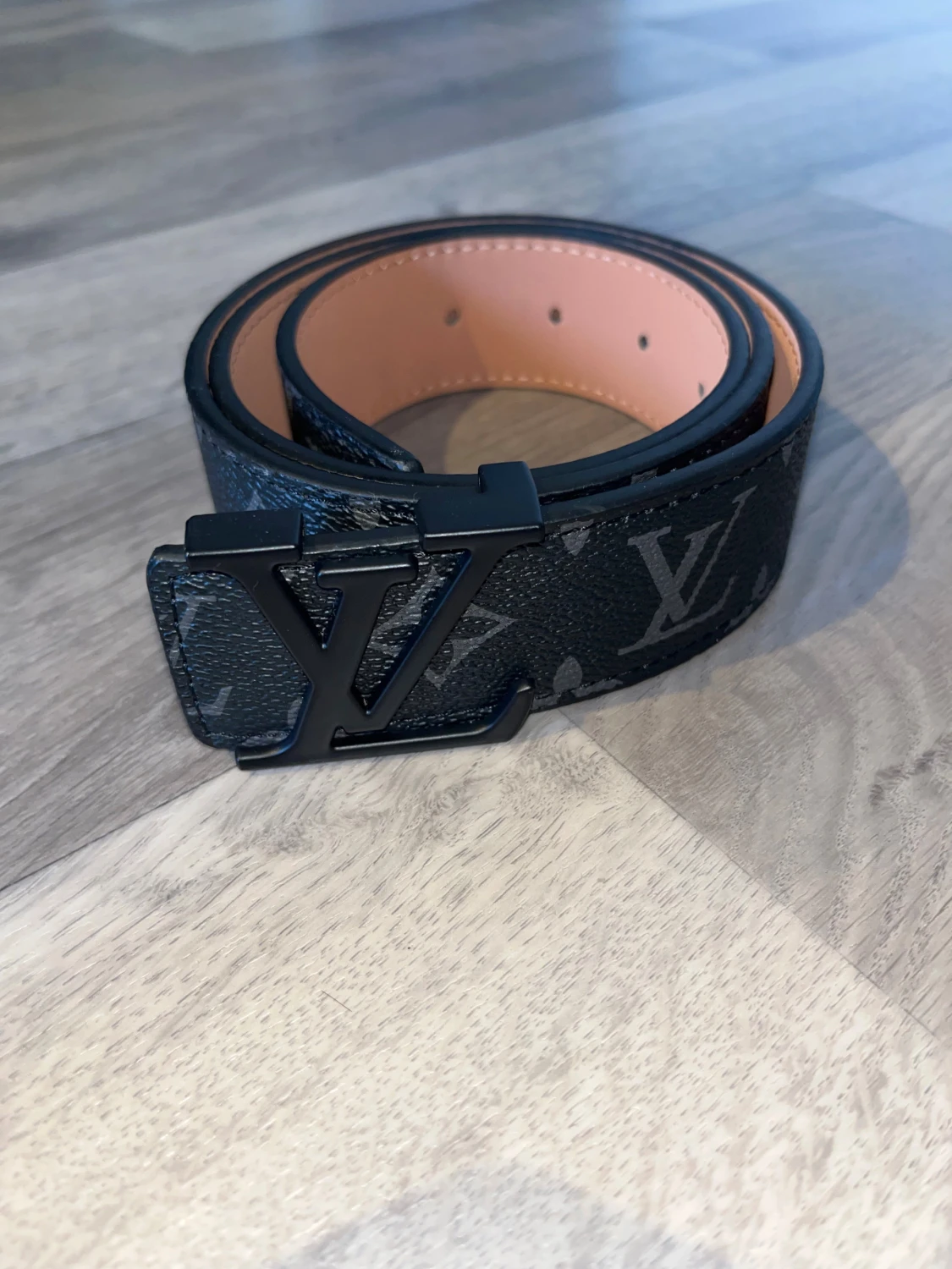 Svart Louis Vuitton bälte i skinn