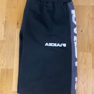 ASKARI TRACKSUIT - Säljer en askari ”issa” tracksuit i toppskick. Nästan aldrig använda. Skriv för frågor 