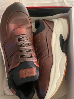   Bally sneakers  - Säljer ett par chunky sneakers från Bally i brunt. Perfekta för dig som gillar premiumkänsla och stilren design. Helt nya och använda en gång 