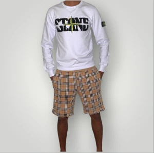 Burberry shorts strl S  - Helt nya. Fin replika med grym kvalitet. Modellen är 175cm lång och bär storlek S på bilderna. Pris: 999kr. Först till kvarn som gäller.Skickas direkt inom 24h