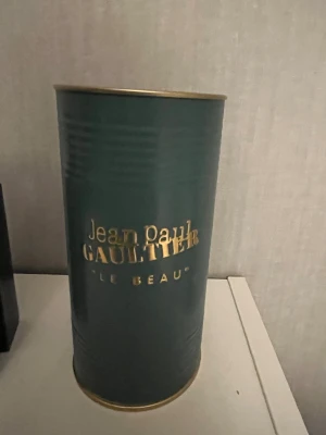 Jean Paul Gaultier Le Beau - Snygg och unik parfym från Jean Paul Gaultier med cool design. Byter helst men kan även tänka mig sälja denna