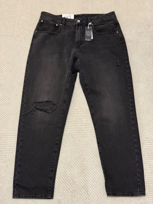 Svarta jeans från Vailent med slitning - Svarta jeans från Vailent i storlek XL. Helt nya.
