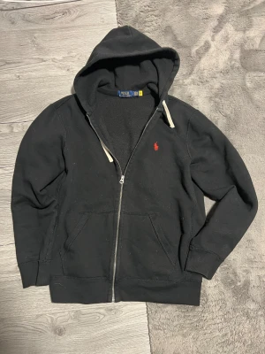 Svart hoodie från Polo Ralph Lauren - Svart hoodie från Polo Ralph Lauren som jag köpte i USA men den var ganska liten 