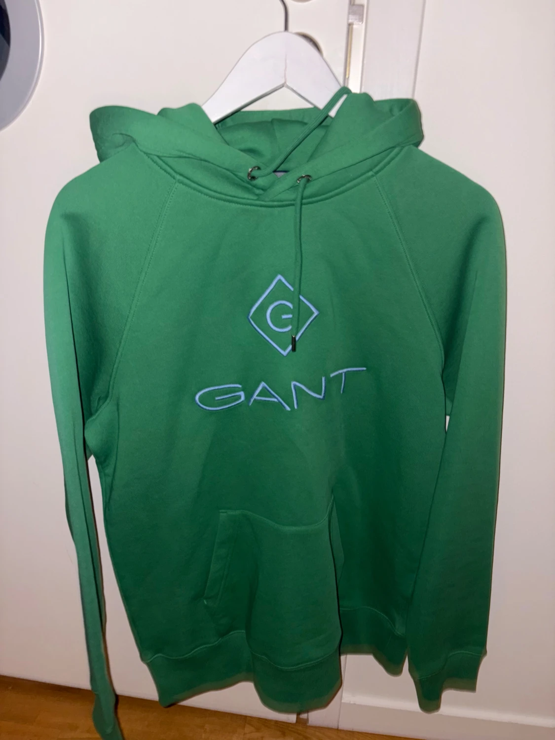 Grön hoodie från GANT med logga