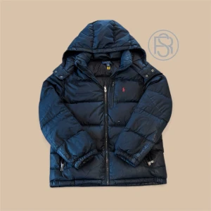 Ralph Lauren Jacka - Säljer nu denna snygga Ralph Lauren Puffer jackan. Den sitter som en XS men är storlek 14-16 i barn. Bild 3 är hur den sitter. 168cm 55kg. De finns små skavanker som synns på bilderna