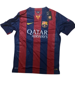 Barcelona 14/15 Messi 10 – Snabb affär - Klassisk Messi 10-tryck i toppskick. Perfekt för samlare eller matchanvändning. Inga hål, inga fläckar.