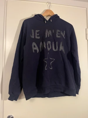 Marinblå over-sized hoodie - Marinblå oversized hoodie från Gina tricot young! Jättegosig och varm perfekt nu i de kalla månaderna, men även på en sval sommarkväll! Använd några gånger men inga defekter💞