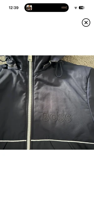 BOSS jacka - En boss jacka som är helt oanvänd med prislappen kvar på jackan, nypris 2800kr, jag säljer för 999 för vill bli av med jackan, condition 10/10