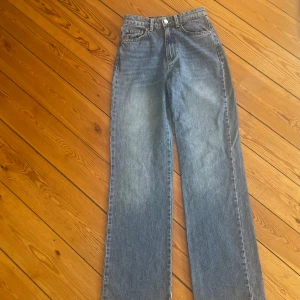 Blå jeans med slitningar - Säljer ett par snygga blå jeans med. De är baggy/ straight passform och är perfekta för hösten 🥰🍂lite slitningar längst ner