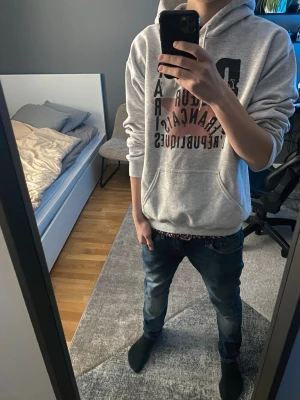 Grå hoodie grish - Säljer en grå hoodie med coolt tryck på bröstet. Storlek M men passar som S (ca 170-180. Tröjan är i ett bra skick och är sparsamt använd.