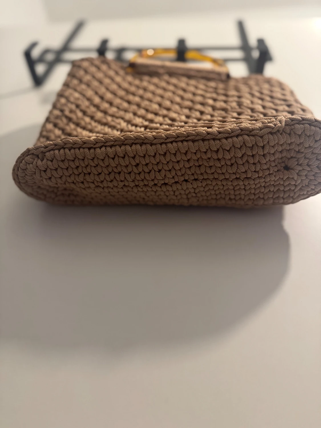 Beige handväska med leopardhandtag - 2