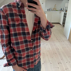 Ralph Lauren skjorta - Skjorta ifrån Ralph Laurens märke denim & Supply, storlek M och jag är 180, lite bred för mig men funkar fortfarande super, labeln är permanent smutsig, skriv vid frågor!